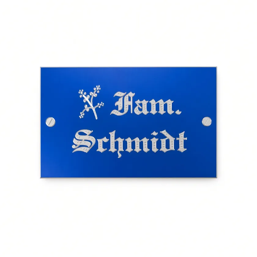 Blaues Namensschild „Fam. Schmidt“ mit silbernen Buchstaben in Frakturschrift